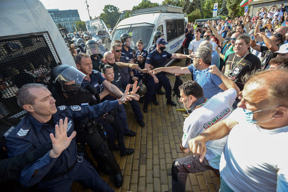 Ден 56 на протеста с искане оставките на премиера Бойко Борисов и главния прокурор Иван Гешев <a href="https://www.dnevnik.bg/politika/2020/09/02/4108801_politicheskata_kriza_na_fona_na_burni_protesti/" target="_blank">беше обявен като "Велико народно въстание" </a>- реакция на идеята на управляващите за Велико народно събрание. <br /><br />Втори септември беше посочен от Борисов и като датата, до която ГЕРБ да събере подписи за внасяне на проект за Конситуция. В този ден депутатите се връщаха и на работа за начало на есенната сесия, но в нова пленарна зала - в ремонтираната сграда на бившя Партиен дом.<em> (Какво се случи на заседанието - <a href="https://www.dnevnik.bg/politika/2020/09/02/4109052_deputatite_otnovo_na_rabota_plan_na_dps_za/" target="_blank">тук</a>)</em><br /><br />Там ги посрещнаха протестиращите.