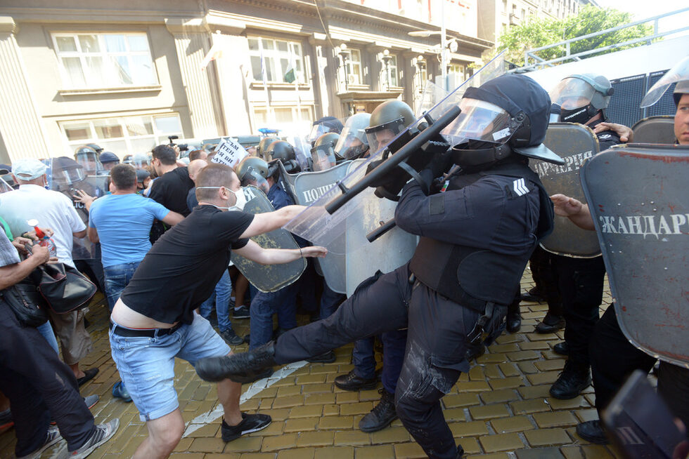 Фотогалерия: "Велико народно въстание" - протестът, който посрещна депутатите