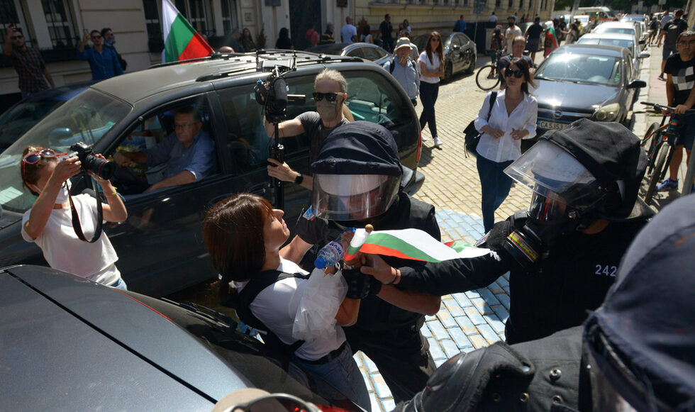 Фотогалерия: "Велико народно въстание" - протестът, който посрещна депутатите