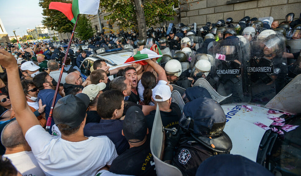 Фотогалерия: "Велико народно въстание" - протестът, който посрещна депутатите