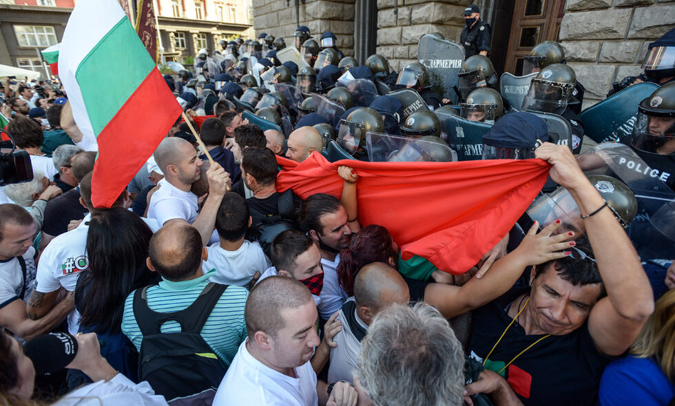 Фотогалерия: "Велико народно въстание" - протестът, който посрещна депутатите