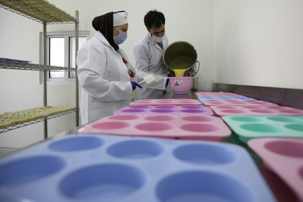 Екипът се надява да започне да продава своя продукт онлайн през следващия месец на цена от 8 йордански динара (10 долара) за сапун.<br /><br />
