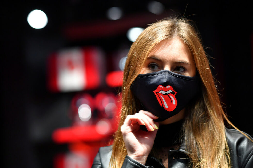 Тази седмица британската рок група Rolling Stones отвори собствен магазин в Лондон, в който феновете могат да похарчат 110 паунда за яке с логото ѝ или 15 паунда за предпазна памучна маска.<br /><br />Това е първият постоянен магазин на Rolling Stones, който ще заработи на Carnaby Street в "Уест енд".<br /><br />Идеята е на феновете и клиентите да се предложи истинско преживяване.