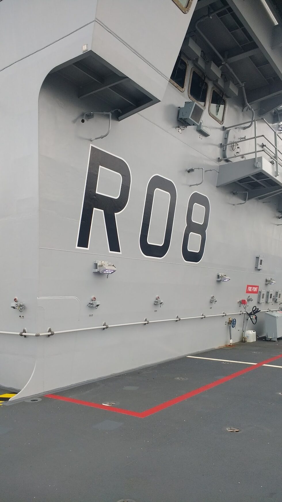 "Официалното" име на самолетоносача в регистъра на Морските сили - R08.