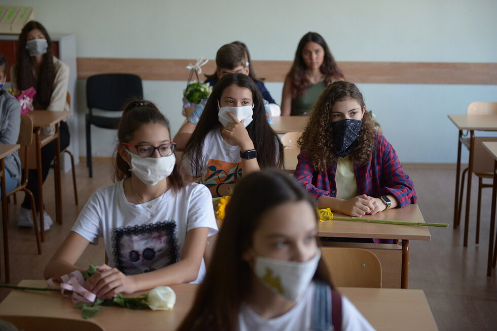 Осмокласници в стаята си в часа на класа.