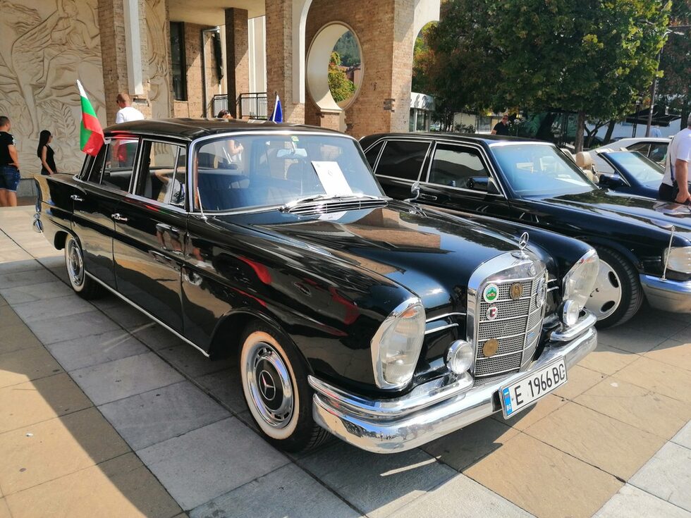 "Мерцедес" 220s от 1966 година.