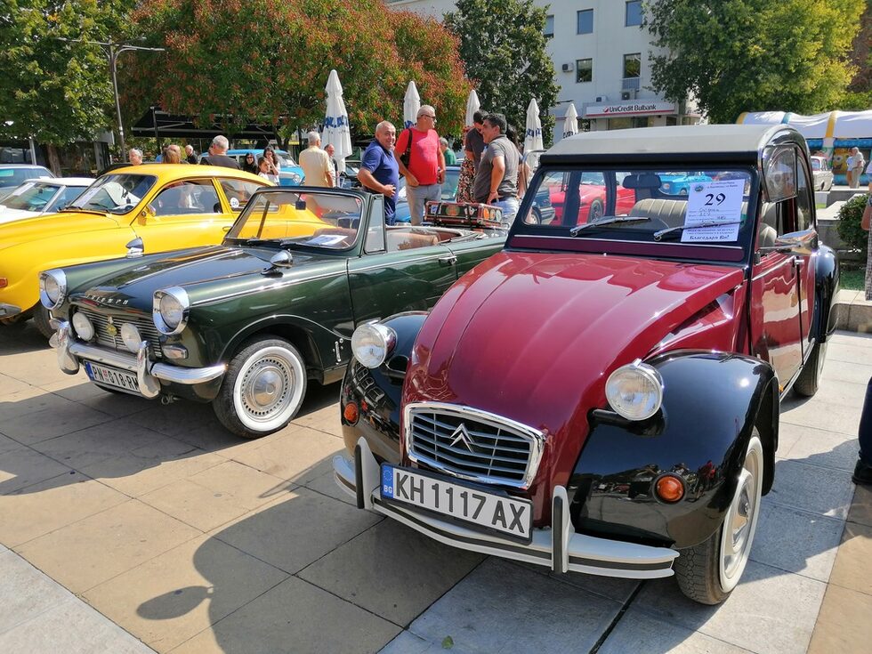 "Ситроен" 2CV от 1966 година и "Триумф Спитфайър" от същия период.