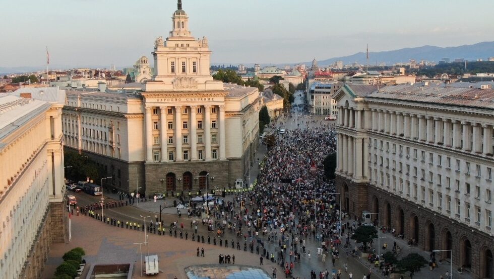 Въпреки сериозните мерки за затруднен достъп до площада на протеста хора от Стара Загора, Русе, Ямбол, Пловдив, Кресна, Стамболийски, Казанлък... се вляха в множеството със скандирания "Оставка" за Бойко Борисов и Иван Гешев.