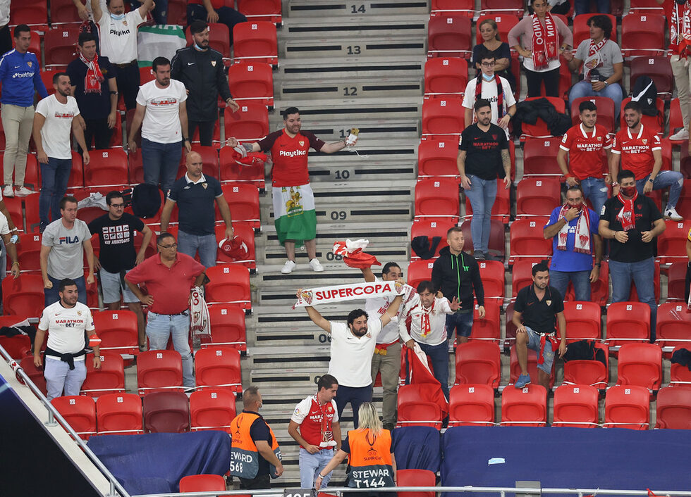 Решението за допускане на зрители <a href="https://www.dnevnik.bg/sport/2020/09/23/4117611_mach_s_fenove_v_surceto_na_evropa_mejdu_optimizma_i/">предизвика критики в Унгария и Германия</a>.
