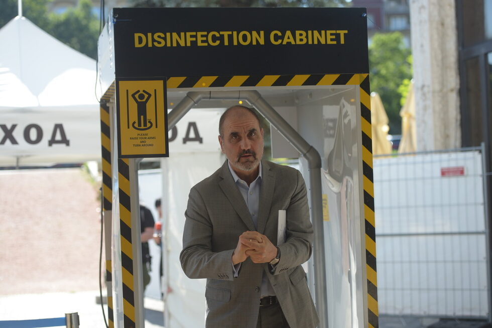 <a href="https://www.dnevnik.bg/video/deniat_s_veselin_dremdjiev/2020/09/29/4120324_cvetan_cvetanov_nareche_izkazvaneto_na_karaiancheva/">Цветанов отговаря на репликата на Борисов</a> така: "Винаги много ясно съм отделял работата си от сферата на семейните отношения. Това, че съм се посвещавал на ГЕРБ в един минал период от живота си, не означава, че в ГЕРБ съм търсил своето семейство. Няма как да привиждам в Борисов близък родственик." Само година и половина по-рано семейство и партия изглеждаха едно, а Цветанов се кълнеше, че <a href="https://www.dnevnik.bg/politika/2019/03/27/3410924_ne_bih_trugnal_sreshtu_lidera_i_suprugata_si_i_oshte/">никога не би тръгнал срещу политическия си лидер и срещу съпругата си...</a><br /><br />Редовните парламентарни избори ще са точно две години след публичния разрив между първите двама в ГЕРБ, а основният въпрос е ще успее ли Цветанов да вкара в парламента новата си партия.<br /><br />На снимката: 30.06.2020 г. - Цветанов представя анализ на оглавявания от него неправителствен център за сигурност под заглавие "България и светът 2019 г.''.
