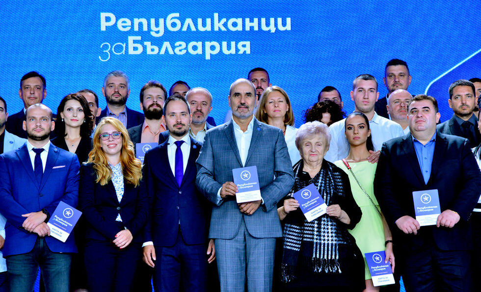 След повече от година отсъствие от политическата сцена Цветан Цветанов създаде нова партия - "Републиканци за България".<br /><br />На снимката: 20.09.2020 г. - Цветанов представи инициативния комитет за учредяването на формацията.