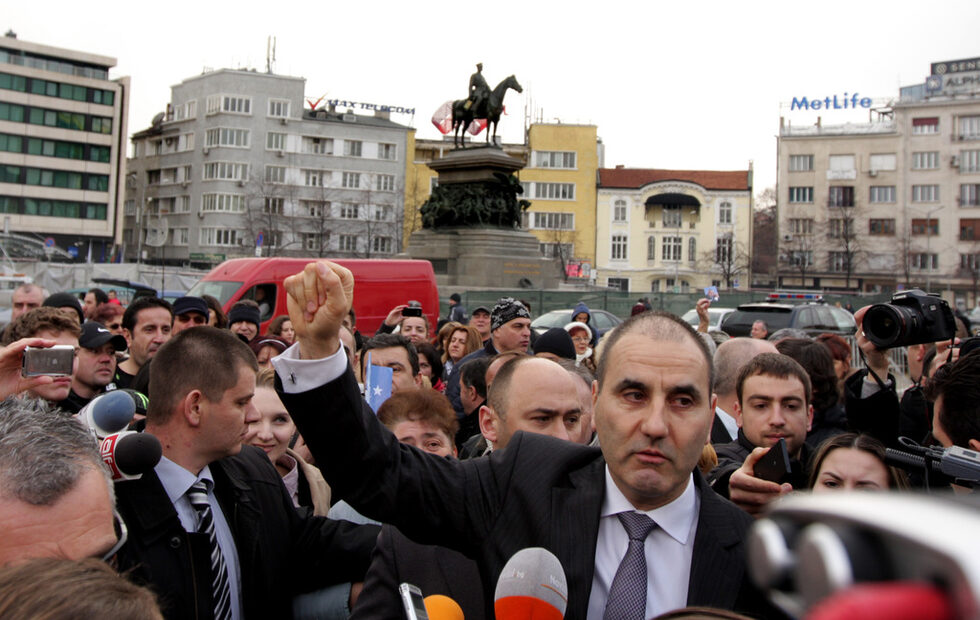 След масови протести в цялата страна заради високите сметки за ток малко преди края на първия си мандат Бойко Борисов подаде оставката на кабинета си. В деня, когато съобщи това на парламента, ГЕРБ организира митинг в негова подкрепа, на който Цветанов обяви курс към печелене на изборите и нов мандат.
