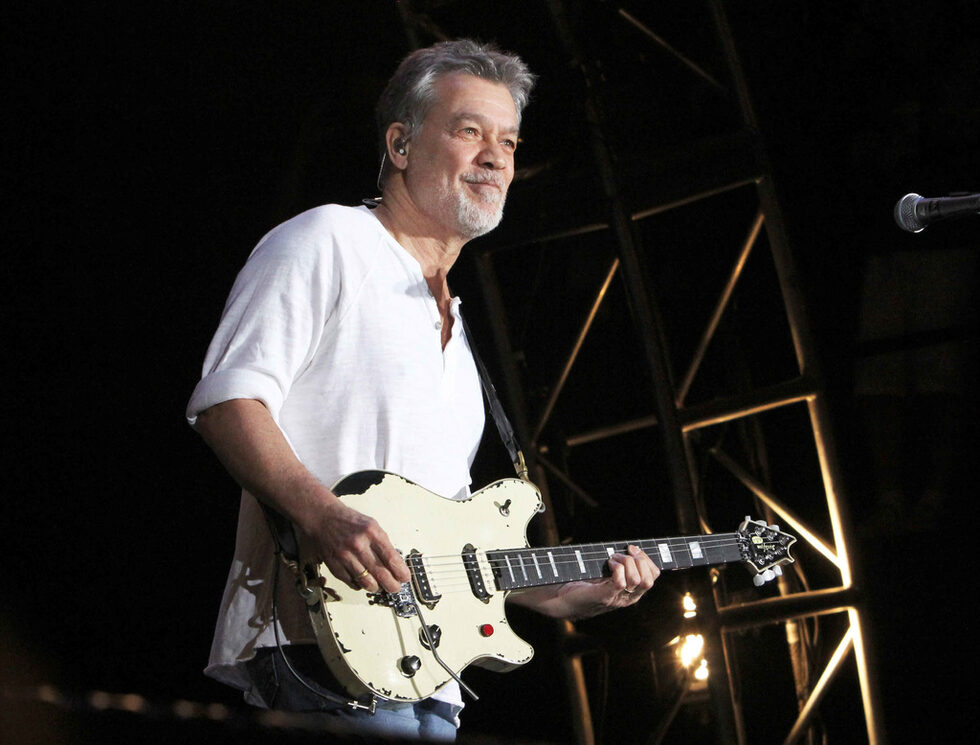 Китаристът и основател на рокгрупата Van Halen - Еди ван Хален. Еди, чието цяло име бе Едуард Лодевейк ван Хален, и брат му Алекс бяха основата на бандата, през която минаха вокалисти като Дейвид Лий Рот и Сами Хейгър. Братята Ван Хален участваха във всичките ѝ 12 студийни албума, записани в продължение на над 40 години.
