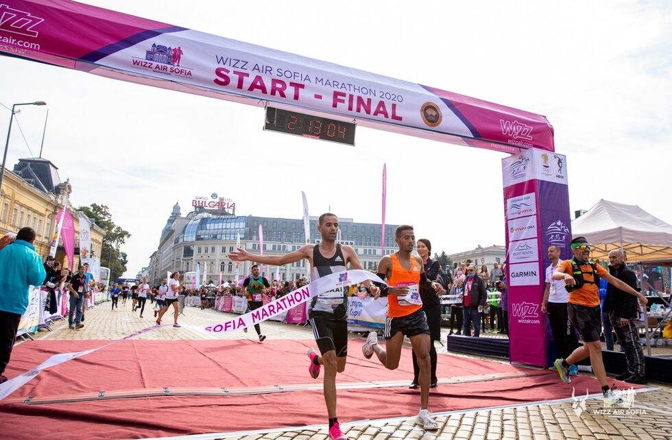 Оспорвана битка и <a href="https://www.dnevnik.bg/sport/2020/10/11/4125208_marokanci_specheliha_maratona_na_sofiia_s_rekord/" target="_blank">двоен марокански триумф</a> беляза старта при мъжете. С време от 2.13:03 часа Юсеф Сбаи и Радуан Нуини пресякоха заедно финала, хванати за ръка.<br /><br />За шампион с рекорд на трасето беше определен Сбаи след фотофиниш. При жените също имаше рекорд, като украйнката Виктория Хапилина измина дистанцията за 2.27:56 и подобри с цели 8 минути предишното върхово постижение.