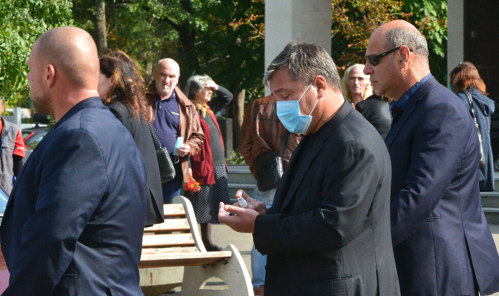 Виж кой е тук: <a href="https://www.dnevnik.bg/photos/snimka_na_denia/2020/10/12/4125509_snimka_na_denia_madjo_doide_na_pogrebenieto_na_ljuben/">един от основателите на силовата групировка СИК - Младен Михалев-Маджо, избягващ от години публични изяви, отиде на погребението на основателя на кръга "Монтерей" Любен Гоцев,</a> който почина през октомври на 90 г.<br /><br />Михалев е засичан неведнъж да участва в сбирките на "Монтерей" - приятелски кръг, съставен от някогашни служители на Държавна сигурност, МВР и разузнаването, на които се приписва митично влияние като "кадровици на прехода". <br /><br />Галерията е разгледана 147 914 пъти.