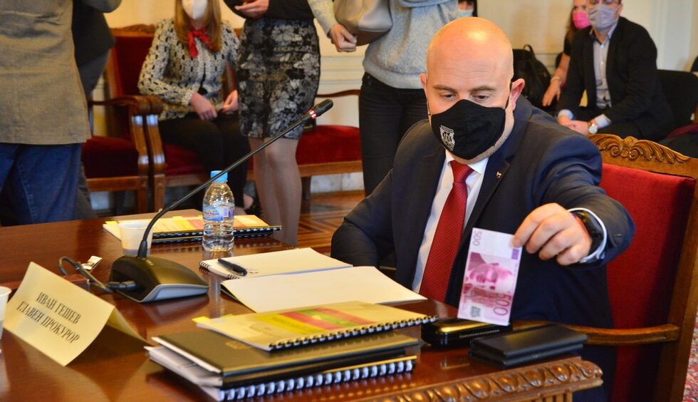 <a href="https://www.dnevnik.bg/photos/2020/10/14/4126648_snimka_na_denia_banknoti_ot_500_evro_biaha_hvurleni_po/">Мъж замери главния прокурор Иван Гешев с фалшиви банкноти от по 500 евро с лика на премиера Бойко Борисов по време на изслушване в правната парламентарна комисия.</a> Мъжът беше изведен от залата, а снимките от случилото се са видени 48 945 пъти.