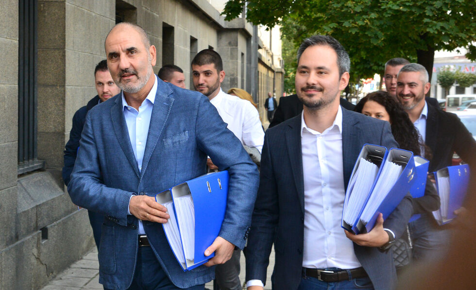 Бившият втори в ГЕРБ Цветан Цветанов, който близо година рядко се появяваше рядко в медиите след скандала за купения на по-ниски от пазарните цени луксозен апартамент в столичния квартал "Изток" и изгонването му от партийните и държавни постове, се завърна с нов проект. Той основа партията "Републиканци за България" и започна остро да критикува някогашния си приятел и съпартиец Бойко Борисов. <br /><br />Цветанов, който в продължение на години градеше партийните структури на ГЕРБ, успя да привлече към себе си някои от популярните местни лидери на партията. Засега обаче прогнозите на социолозите го оставят извън следващия парламент.