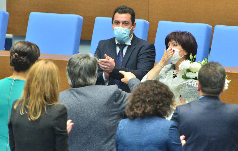 Председателят на парламента Цвета Караянчева, която по конституция е първият човек в държавата, предизвика поредица от публични скандали с изказванията си през годината, довели до искания за оставката й.<br /><br />По време на извънредното положение отказа да замрази заплатите на депутатите, като обясни, че те ще даряват от възнагражденията си. Ден по-късно - по заповед на премиера, мина на обратната позиция, а управляващите гласуваха депутатите и висшите държавни чиновници да останат без заплати за два месеца.<br /><br />През септември Караянчева предизвика гневни реакции в социалните мрежи с обвиненията към протестиращите, че не оценяват свършеното от кабинета за тях и репликата: "Като не ти харесва метрото, хо́ди пеша, бе." БСП и ДПС поискаха оставката й, но мнозинството я отхвърли.