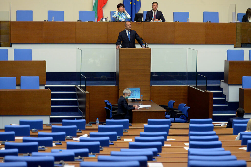 Парламентът се премести в новата си зала, а свободният достъпът на журналисти до депутатите беше спрян.<br /><br />На откриването на политическия сезон през септември президентът Румен Радев поиска предсрочни парламентарни избори, а депутатите от ГЕРБ, "Обединените патриоти" и "Воля" демонстративно напуснаха залата. Денят на откриването на новата сесия остана в историята и с най-масовия протест, по време на който се стигна до сблъсъци между органите на реда и демонстрантите и ранени.