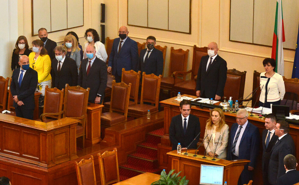 За да свали напрежението, в края на юли - след един от най-масовите протести през Министерския съвет, Борисов обяви, че сменя министрите на финансите, на вътрешните работи и на икономиката - Владислав Горанов, Младен Маринов и Емил Караниколов. Аргументът му беше, че ГЕРБ "незаслужено търпи негативи заради спекулациите в обвързване с ДПС", които идвали от "внушенията, че ГЕРБ и въпросните министри са в пряка зависимост от ДПС и Делян Пеевски".<br /><br />Министрите отрекоха въпреки свидетелствата - преки и косвени, за отношения с движението. От ДПС нарекоха твърдението "небивалици", подкрепени от коалиционните партньори във властта - "Обединени патриоти", но въпреки това смяната беше направена.<br /><br />Кирил Ананиев пое финансите и беше заместен в здравеопазването от Костадин Ангелов, Христо Терзийски отиде в МВР, Лъчезар Борисов взе икономиката, а Марияна Николова - туризма.
