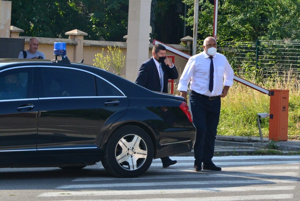 "Добро утро, бос" - така според обвиняемия за незаконен внос и преработка на отпадъци бизнесмен Пламен Бобоков започва кореспонденция между него и премиера Бойко Борисов. За нея се разбра, след като прокуратурата продължи традицията си да разпространява материали по текущи разследвания - в случая между Бобоков и различни хора, сред които президентски секретар и абонат с име prezident Rumen Radev.<br /><br />Борисов се яви на разпит в специализираната прокуратура, а Бобоков получи заедно с президентския секретар Пламен Узунов обвинение за търговия с влияние.