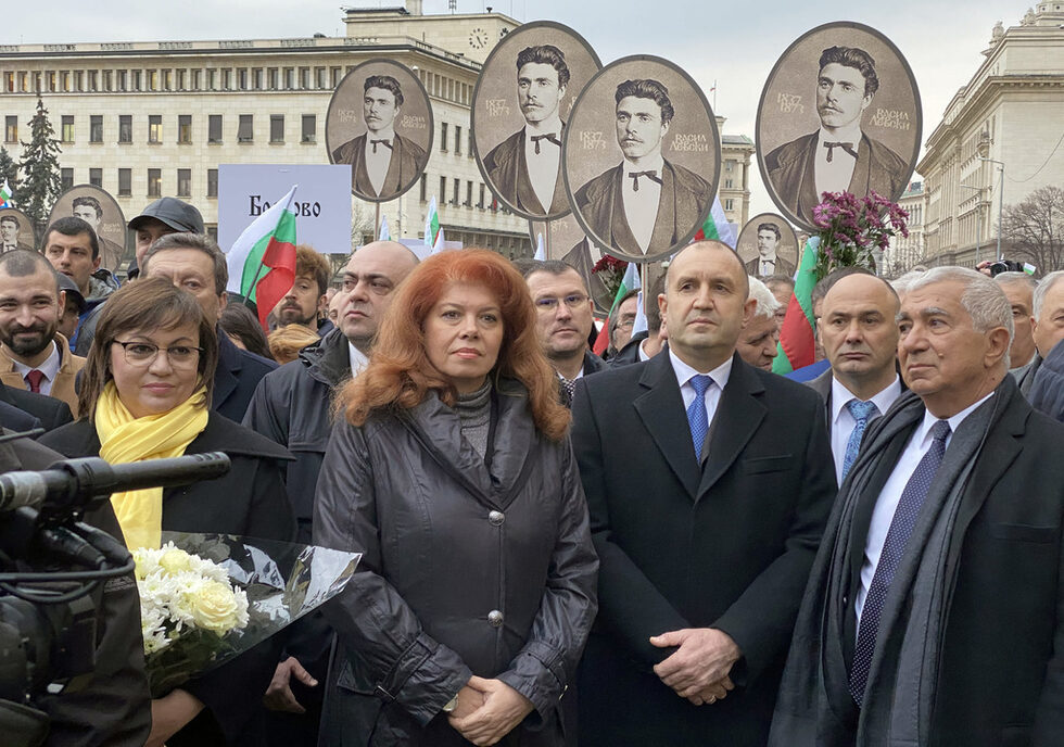 Още в началото на годината президентът Румен Радев обяви, че сваля доверието си от правителството и двамата с Борисов влязоха в режим на размяна на реплики през медиите. <br /><br />На 19 февруари държавният глава оглави шествие в памет на Васил Левски, към което се присъединиха само депутати от БСП. Управляващите пък чакаха на паметника на Апостола в столицата.
