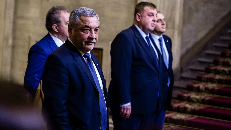 Малкият коалиционен партньор в управлението - "Обединени патриоти", защитаваше премиера Бойко Борисов през цялата година, макар да имаше редки случаи на демонстрирано разминаване - като за министерските оставки през лятото.<br /><br />В отговор Патриотите получиха подкрепа за инициативи, на които разчитат да им вдигнат акциите преди изборите догодина - като преименуването на 24 май в ден на "българската азбука, просвета и култура и на славянската книжовност" и блокирането на преговорите на Македония за членство в Евросъюза.