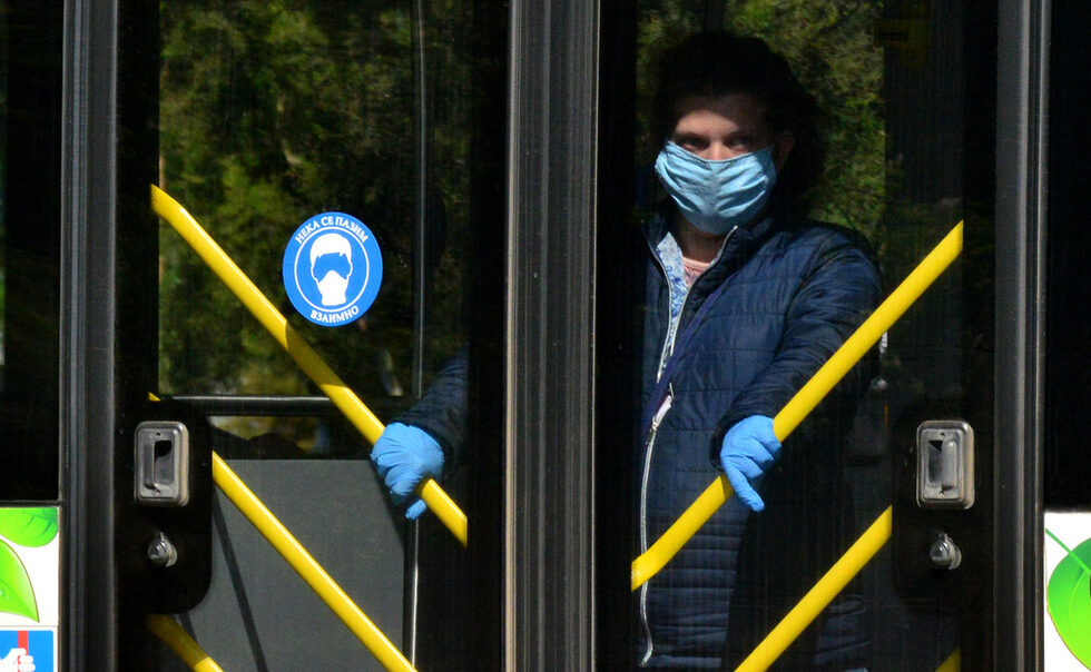 В градския транспорт маските останаха задължителни през целия период.