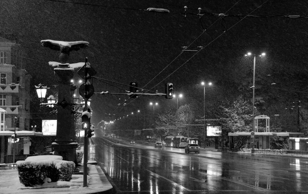 На моменти градовете изглеждаха призрачни.