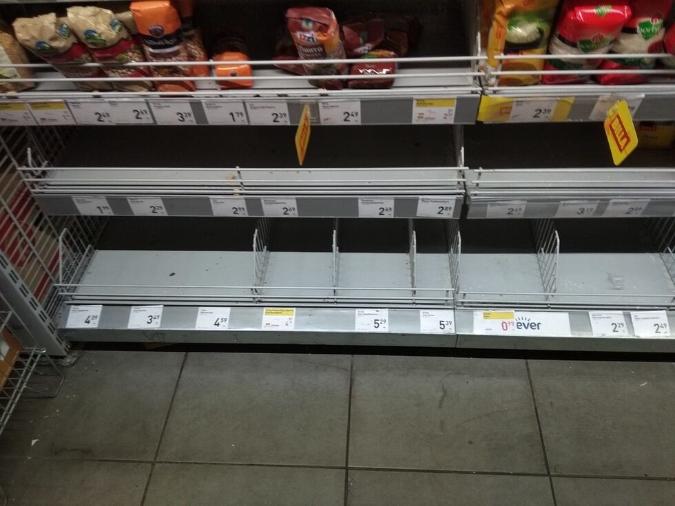 Стоки от първа необходимост изчезнаха от магазините в първите седмици на извънредното положение въпреки уверенията на правителството, че складовете са пълни.