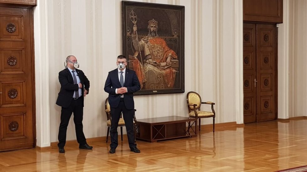 Снимка на служители от НСО по време на пресконференция на президента Румен Радев.