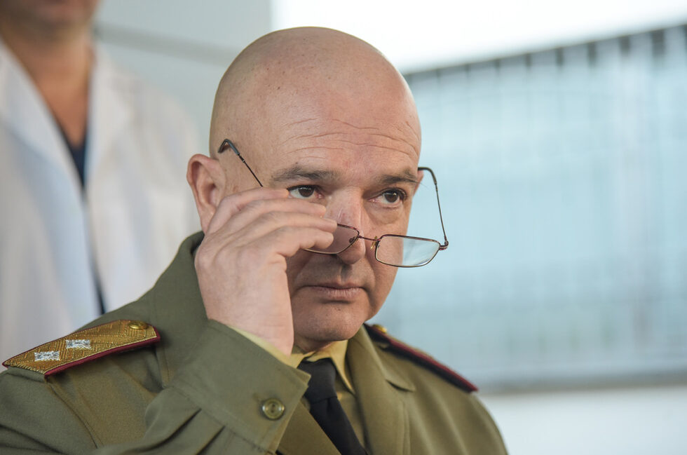 Борбата с коронавирусната инфекция беше поверена на председателя на Националния оперативен щаб и началник на ВМА ген.-майор проф. д-р Венцислав Мутафчийски. Той си спечели много поддръжници, но и критици.<br /><br />И в първия етап на кризата беше най-популярния и обсъждан човек, дори Борисов го определи като "рисков", защото го надмина по рейтинг.