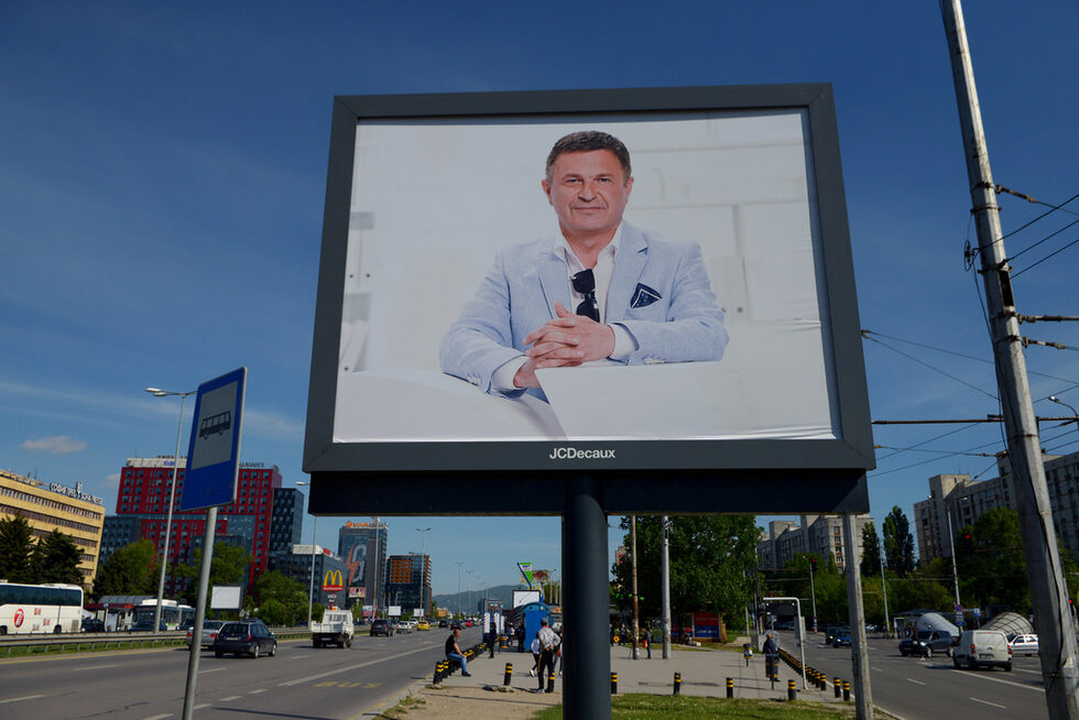 Билборд с портрет на Милен Цветков.
