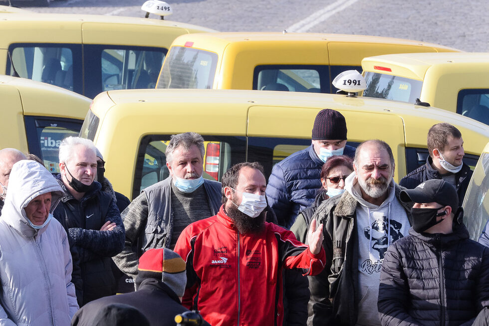 Водачите представиха свой план за работата си до март месец следващата година. Те предлагат в условията на епидемията от COVID-19 да возят лекари, учители и духовници безплатно. Като компенсация таксиметровите шофьори предлагат компаниите, за които работят, да направят отстъпки от лизинговите схеми и вътрешнофирмените си такси в размер 50 на сто за срок от 3 месеца. Следващата част от плана е търговските банки да предложат отстъпки по кредитите на таксиметровите компании в същия размер и срок и Българската банка за развитие да ги компенсира в размер пропуснатите ползи за периода.
