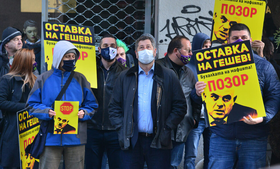 Гражданската инициатива "Правосъдие за всеки" и обединението "Демократична България" организираха поредица от протести с искане за оставката на главния прокурор. Съпредседателят на "Демократична България" Христо Иванов (на снимката) се обяви за отстраняване на Иван Гешев, както и за реформа, осигуряваща независим и работещ Висш съдебен съвет и ефективен контрол над главния прокурор.