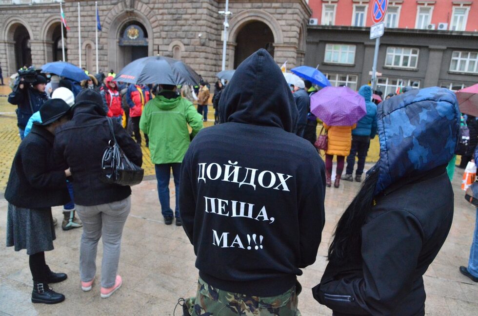 Протестът протича мирно - няма напрежение, няма ескалация на напрежението между полиция и демонстранти.