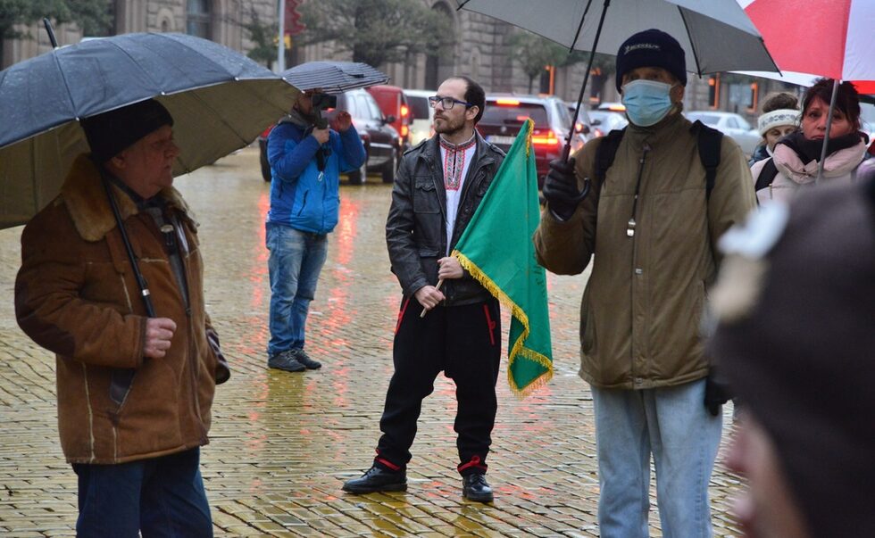 Днешният протест е на знакова дата - на 14 декември преди 31 години жива верига обгражда парламента с искането да отпадне чл.1 от Конституцията за ръководната роля на БКП и тогавашният ѝ лидер Петър Младенов произнася фразата: "По-добре е танковете да дойдат", припомня радиото.