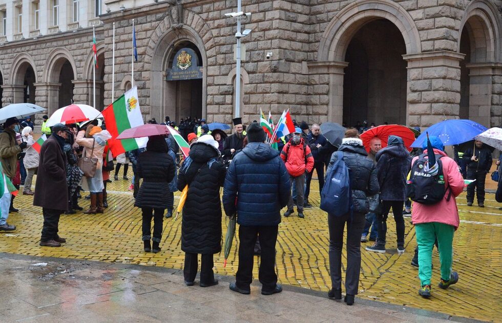 Въпреки лошото време в 16 ч. започна поредният антиправителствен протест с искане за оставка на кабинета и главния прокурор, съобщи БНР. Около 80 души дойдоха да заявят исканията си при засилено присъствие на полицията пред Министерския съвет.