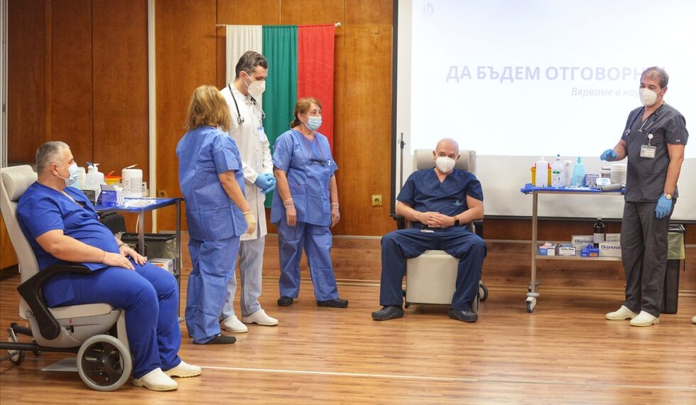Фотогалерия: Първите ваксинирани срещу коронавирус