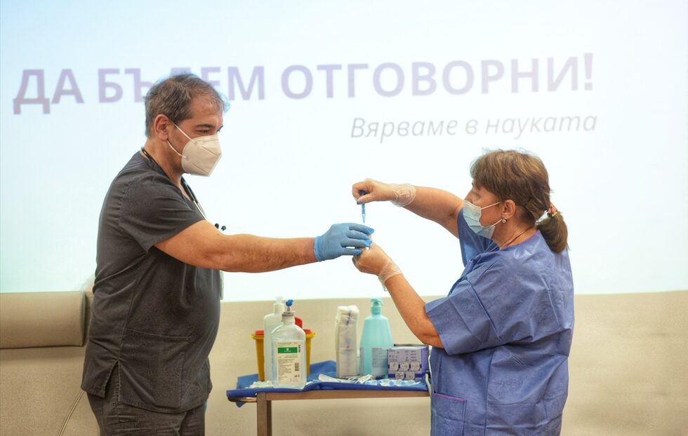 На 27 декември започна ваксинацията срещу коронавирус в България. Ден по-рано пристигна първата пратка - над 9 хиляди дози, които ще са основно за хората на първа линия. През януари се очаква да има втора пратка.