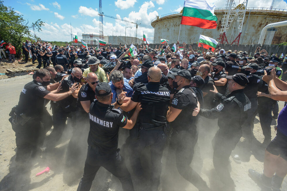 <strong>2020 г:</strong> На 11 юли хиляди се събраха за протестно "Масово ходене на охраняван плаж" край резиденцията на почетния лидер на ДПС Ахмед Доган в черноморския парк "Росенец". Протестът беше организиран, след като председателят на партия "Да, България" Христо Иванов достигна с лодка до плаж - публична държавна собственост, в непосредствена близост до сараите на Доган, но беше отблъснат със сила от гардове на държавната Национална служба за охрана (НСО). Привърженици на ДПС бяха извикани, за да "охраняват" имота на Доган, а полицията разделяше двете групи, като по време на протеста се стигна до остри сблъсъци.