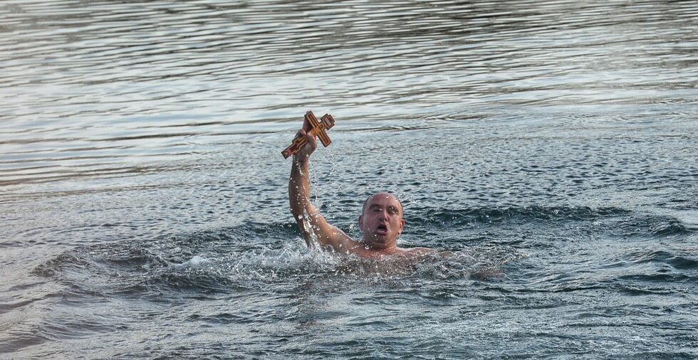 Днес на езерото в столичния квартал "Дружба" беше извършен Велик водосвет с освещаване на водите на езерото. Беше хвърлен и кръстът във водите, като заради усложнената епидемична обстановка за участие във ваденето му бяха допуснати само 25 кандидати.
