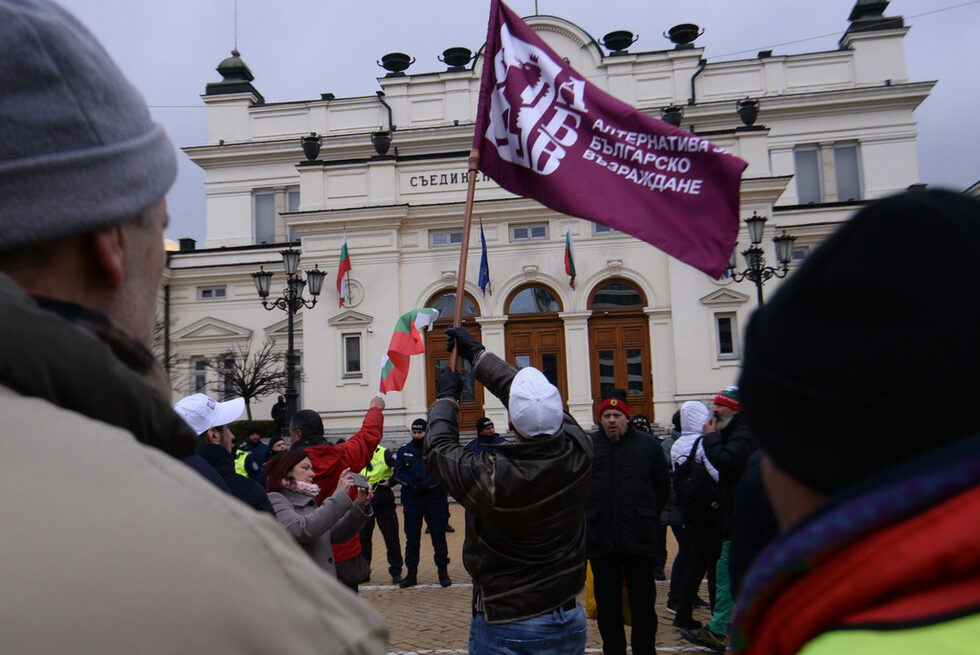 На площад "Народно събрание" се проведе малобройна антиправителствена демонстрация под наслов "Да пречупим мафията, да си си върнем държавата!".