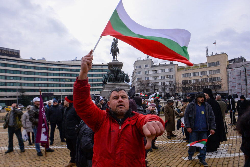 Исканията на протестиращите са за незабавна оставка на правителството и извънредни избори, а не планираните през март и април месец.