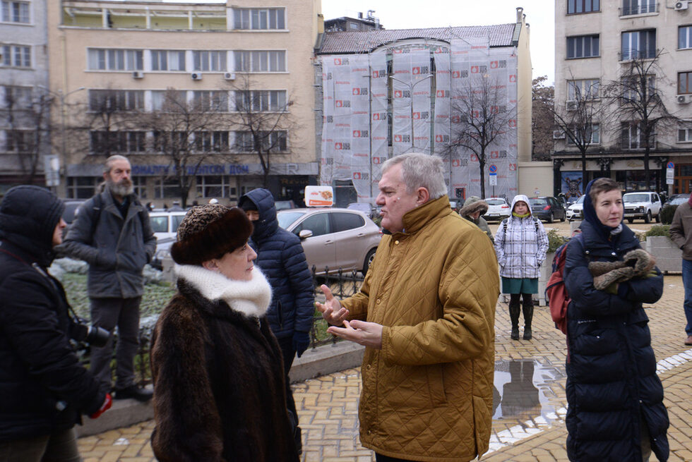 Протестиращи от инициативата "Системата ни убива" и от партия АБВ блокираха движението по бул. "Цар Освободител" пред старата сграда на Народното събрание. На снимката: председателят на АБВ Румен Петков.