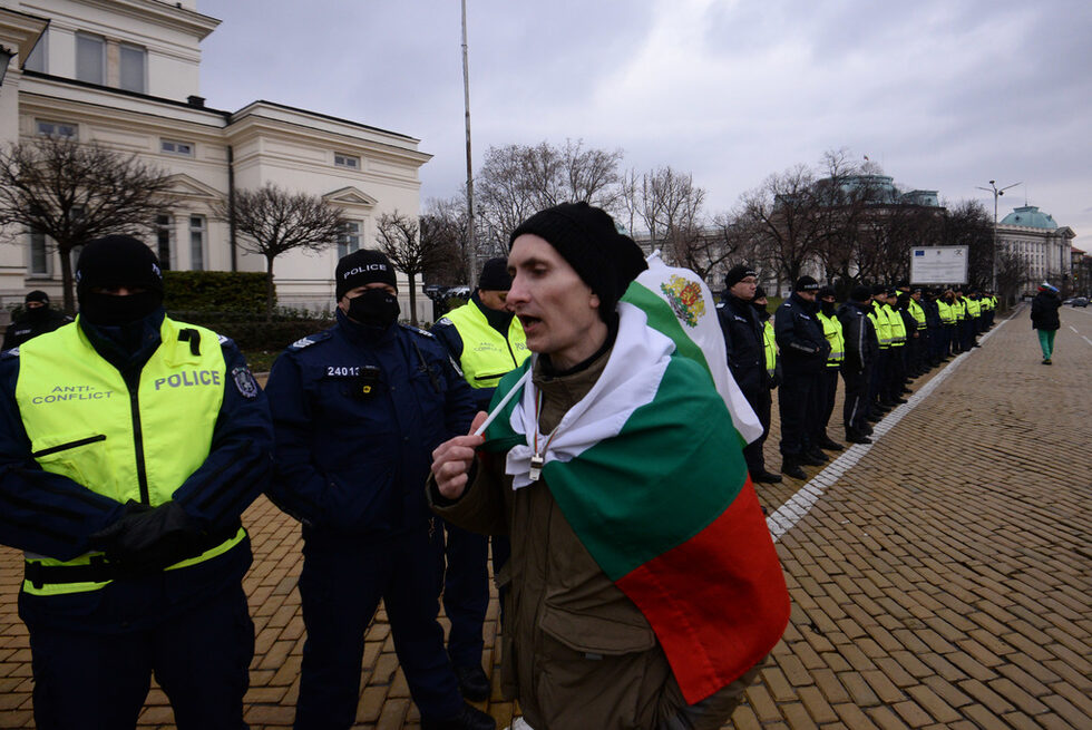На място има голяма струпване от полиция и жандармерия. Мерките за сигурност за изключително засилени. Към момента обстановката пред сградата на Народното събрание е спокойна.