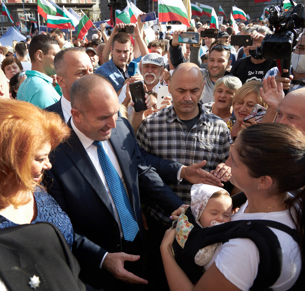 Среща с протестиращи граждани пред сградата на Народното събрание преди откриването на новата парламентарна сесия.
