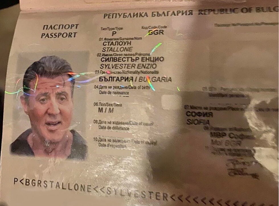 Български задграничен паспорт със снимка и имената на американския актьор Силвестър Сталоун е бил иззет при специализираната операция, при която бе разбита престъпна група за производство на фалшиви пари и лични документи.<br /><br />Той е бил представян на клиенти като мостра за високо качество на изработката, съобщават от Специализираната прокуратура.<br /><br />Задържани са девет души, като на шестима от тях са повдигнати обвинения.