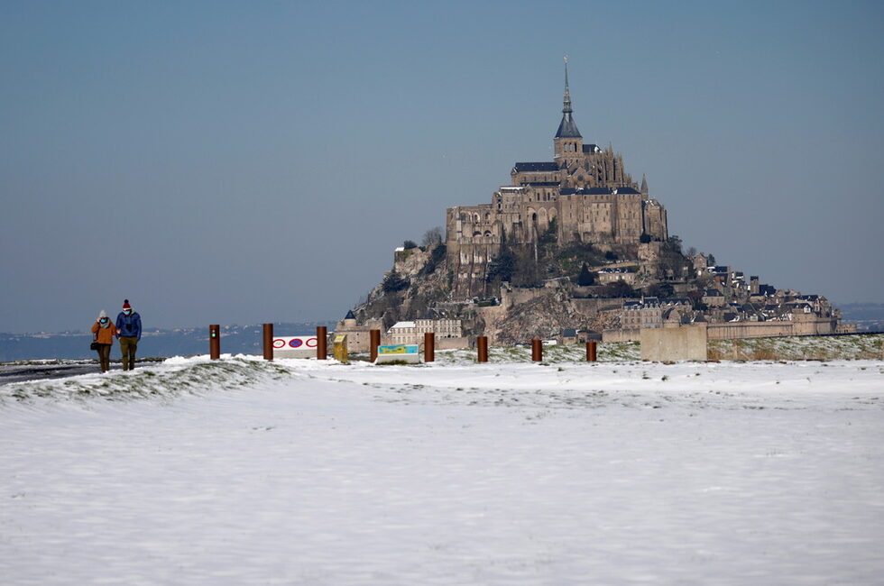 Френската синоптична служба Meteo France издаде предупреждение за сняг и заледени пътища в голяма част от северната част на Франция.<br /><br />В момента заведенията на Мон Сен Мишел са затворени поради ограниченията заради COVID-19.