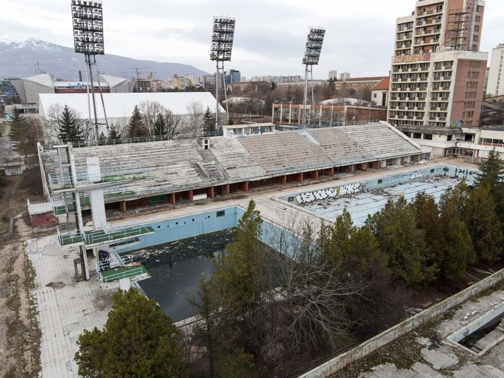 Твърденията на министъра на спорта Красен Кралев, че <a href="http://Твърденията на министъра на спорта, че има план да се строи нов комплекс на мястото на ">има план да се строи нов комплекс на мястото на "Червено знаме" за 120 млн. евро</a>, извадиха на преден план темата за състоянието на спортната инфраструктура в София. Част от ключовите обекти в столицата са в разруха.<br />На снимката: Занемареният комплекс "Червено знаме" с поглед към построената преди по-малко от десет години "Арена Армеец".